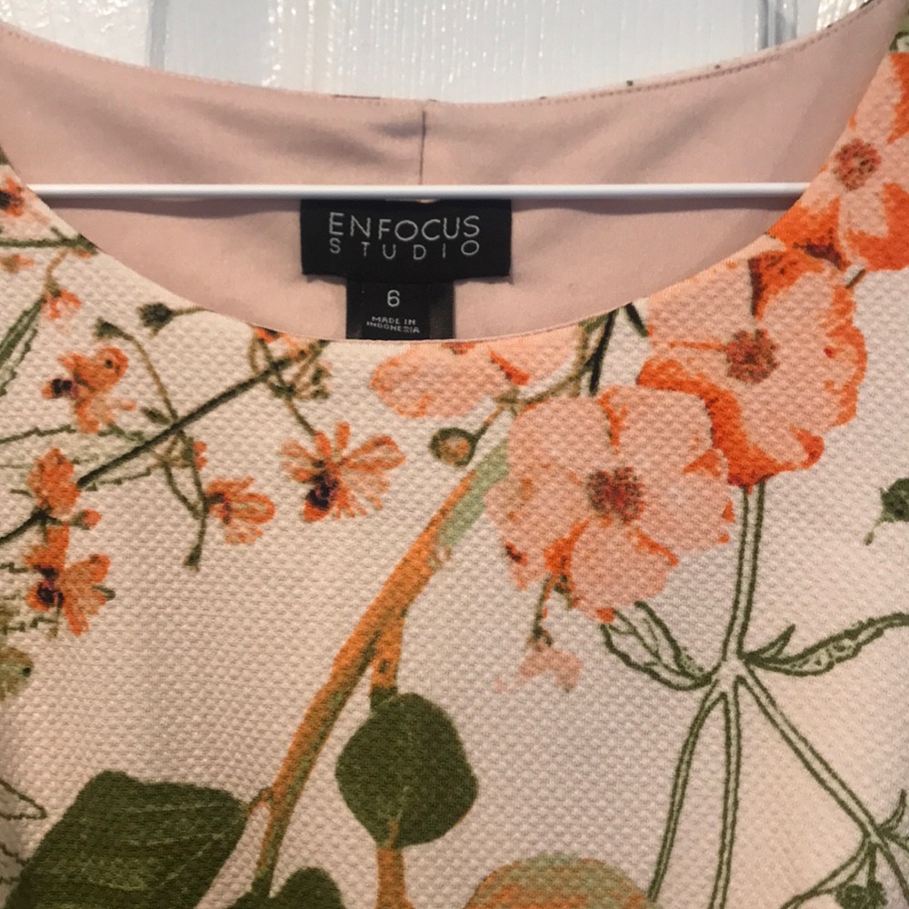 Flowery dress. - Picture 3 of 4